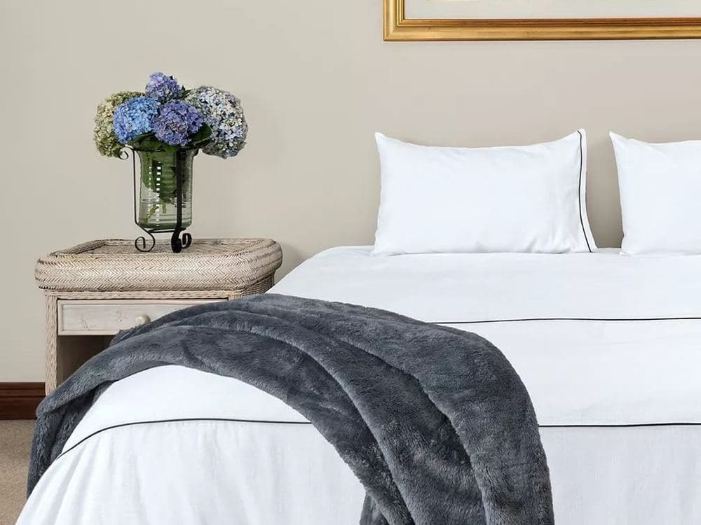 Coral Fleece Throw – Grey: product photo